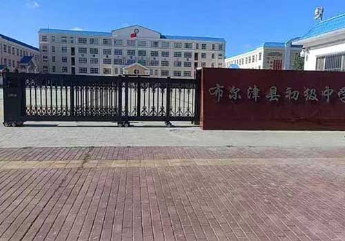 新疆布尔津县中学门口段滑门-B